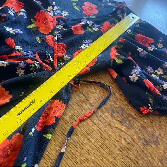 ASOS DESIGN Curve wrap front tiered smock midi dress in navy floral print 12 - Picture 10 of 16